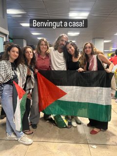 Hui el nostre company, @borderajuan ha arribat conjuntament a 20 activistes més de la @globalsumudflotilla.  I ho ha fet després d’haver sigut maltractat per l’estat genocida d’Israel per tractar de trencar el bloqueig il·legal a Gaza per a portar aliments i medicines.  Continuarem mobilitzant-nos per a exigir el trencament de relacions amb Israel, sancions i el fi del genocidi i la neteja ètnica sostinguda amb el vistiplau d’occident. #palestinalliure🇵🇸